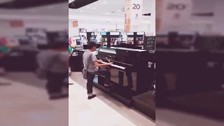 Niño toca el piano en Liverpool