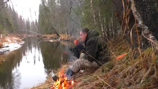 НЕЗВАННЫЙ ГОСТЬ. ПЕШИЙ ПОХОД НА ТАЕЖНУЮ РЕЧКУ . КРУПНЫЙ ХАРИУС НА СПИННИНГ.