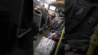 Пассажир разозлился на женщину, которая приспустила маску в общественном транспорте