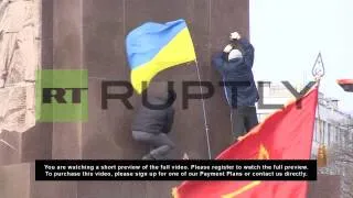 Ukraine: Kharkiv residents defend Lenin monument on Fatherland Day