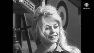 En 1959, Brigitte Bardot interviewée sur un plateau de tournage