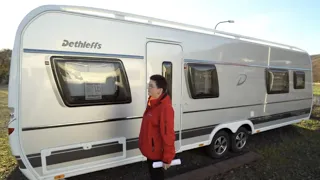 Largest Dethleffs caravan in the world: Professional Exklusiv Snow with bunk beds and a central bed.