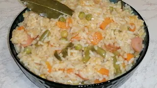 Рис с овощами и сосисками (на сковороде)