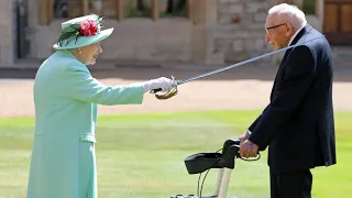 Queen schlägt 100-Jährigen für Spendenlauf zum Ritter