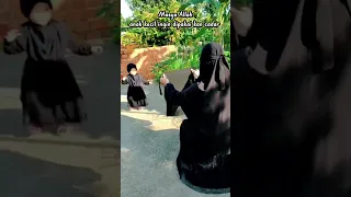 Masya Allah anak kecil ngejar ibunya dipasangkan cadar. ank kecil bercadar.ukhti bercadar