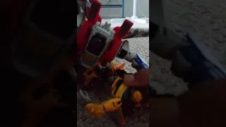 bumblebee vs blitzwing in toy mode made by mosestoy3