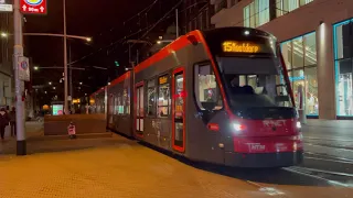 Siemens Avenio 5042 rijdt door het centrum van Den Haag als lijn 15 naar Nootdorp