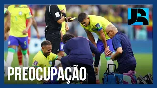 Neymar sente lesão no tornozelo contra a Sérvia, é substituído e será avaliado