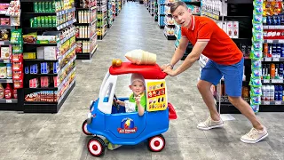 Five Kids Alex and Dad try to find healthy ice cream in supermarket