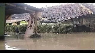 Indonesian rescuers search for survivors after flash floods