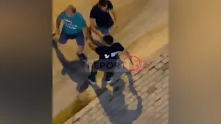 VIDEOLAJM/Sherr mes dy të rinjve, njëri merr thikën t’i gjuaj por ndalohet nga personat në rrugë