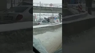 Водитель заехал не на свою полосу под мостом в Бердске