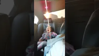 Папа и дочь ругаются в машине