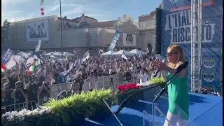 Calorosa accoglienza a Piazza del Popolo per Giorgia Meloni. Tutto è pronto per la manifestazione!