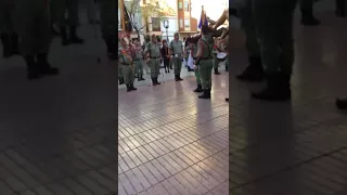 Colombiana legionaria cantada por regular acompañado por su hijo (11años)