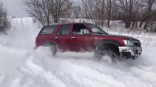 Тойота 4Раннер в снегу