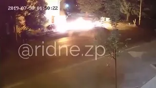 В Запорожье мужчина поджигал авто и чуть сам не сгорел