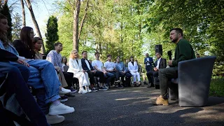 Володимир Зеленський зустрівся зі студентами чернівецьких університетів