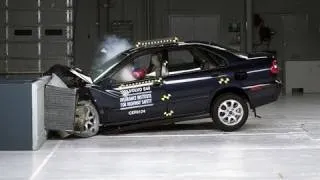 2002 Volvo S40 moderate overlap IIHS crash test