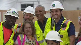 Obama surprises construction workers at presidential center site