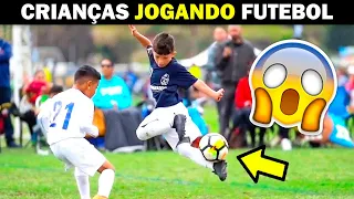 Crianças talentosas Jogando Futebol - Gols e Dribles