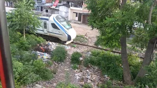 01056 Gorakhpur Lokmanya Tilak Terminus Godan Express Meet  Varanasi New Delhi Vande Bharat Express