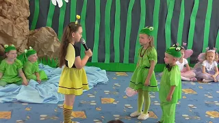 "Historia niegrzecznej żabki"- przedstawienie dzieci z grupy TYGRYSKÓW z okazji Dnia Mamy i Taty