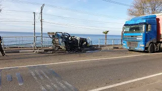 Внедорожник залетел под фуру в Сочи в ЛОО