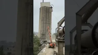 Tai nạn lao động xảy ra khi phá dỡ tháp xi măng đổ vào đường điện cao thế