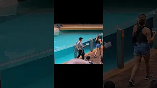 Tom the mime imitating a woman with a glass of beer 😂🤣(SeaWorld Orlando) 10 NOV 2023