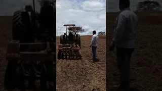 ESPOSA FILMANDO A REGULAGEM DA GRADE ARADORA.