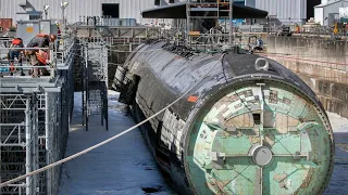 Watching the Process of Cutting Up the Largest Nuclear Submarine