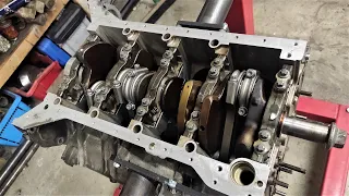 M113 engine rebuild - Part 11 - Turbo Crankshaft & New Rods + Piston installed.