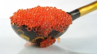 My co-workers trying caviar. Мои коллеги пробуют красную икру)