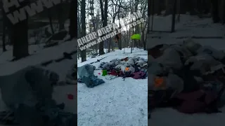 В центре Днепра жители дома швыряют мусор прямо из окон