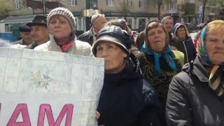 Акценти. Акція протесту у Вінниці: активісти підпалили домовину із одягом