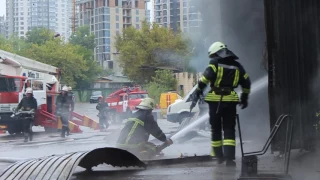 Ліквідація пожежі на станції технічного обслуговування в Печерському районі столиці