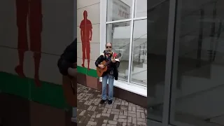 уличный музыкант в Калуге.