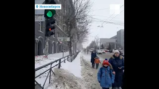 Новосибирск: в Новосибирске снег сбрасывают на людей