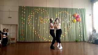 танец с масками учителей в школе 30 города Омска. от 7-2