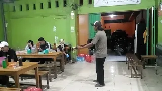 JIWA YANG BERSEDIH (COVER BY ARHAM) live ngamen warung BAKSO M U jln. emmysailan makassar