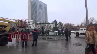 2014.12.08. В Донецке начался монтаж главной елки ДНР