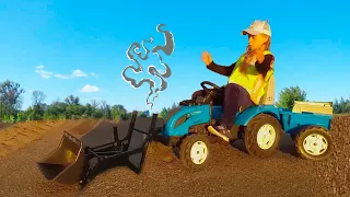 Синий ТРАКТОР СЛОМАЛСЯ Анька помогает починить сломанный трактор. Видео для детей