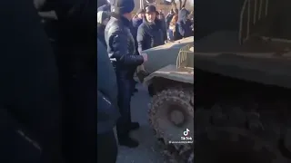Мирні українці подовжують виходити на дороги та блокувати просування колон російських окупантів