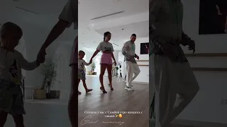 Нюша обучает дочку танцам (InstaStories, 16.02.23)