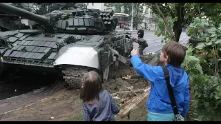 В Минске танк Т 72 снёс столб