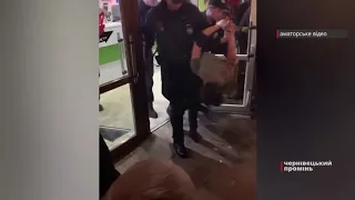Чоловік «під кайфом» влаштував погром у магазині у центрі Чернівців
