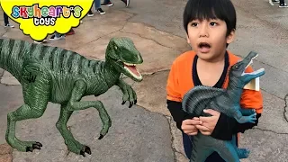 JURASSIC PARK Shopping Dinosaur toys! Skyheart shops jurassic world toys for kids dinos