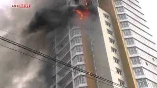 Все моменты пожара и тушения дома в Красноярске 21 09 2014