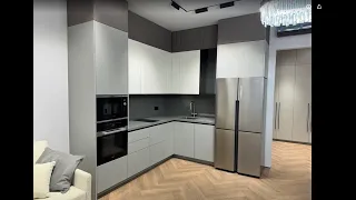 Детальный обзор кухни в серых тонах в стиле модерн.